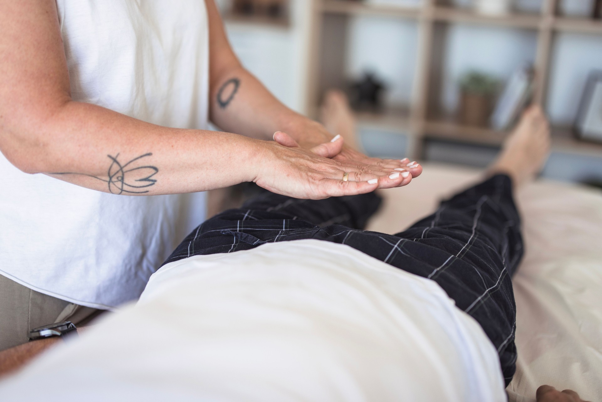 Reiki therapist healing knee injury